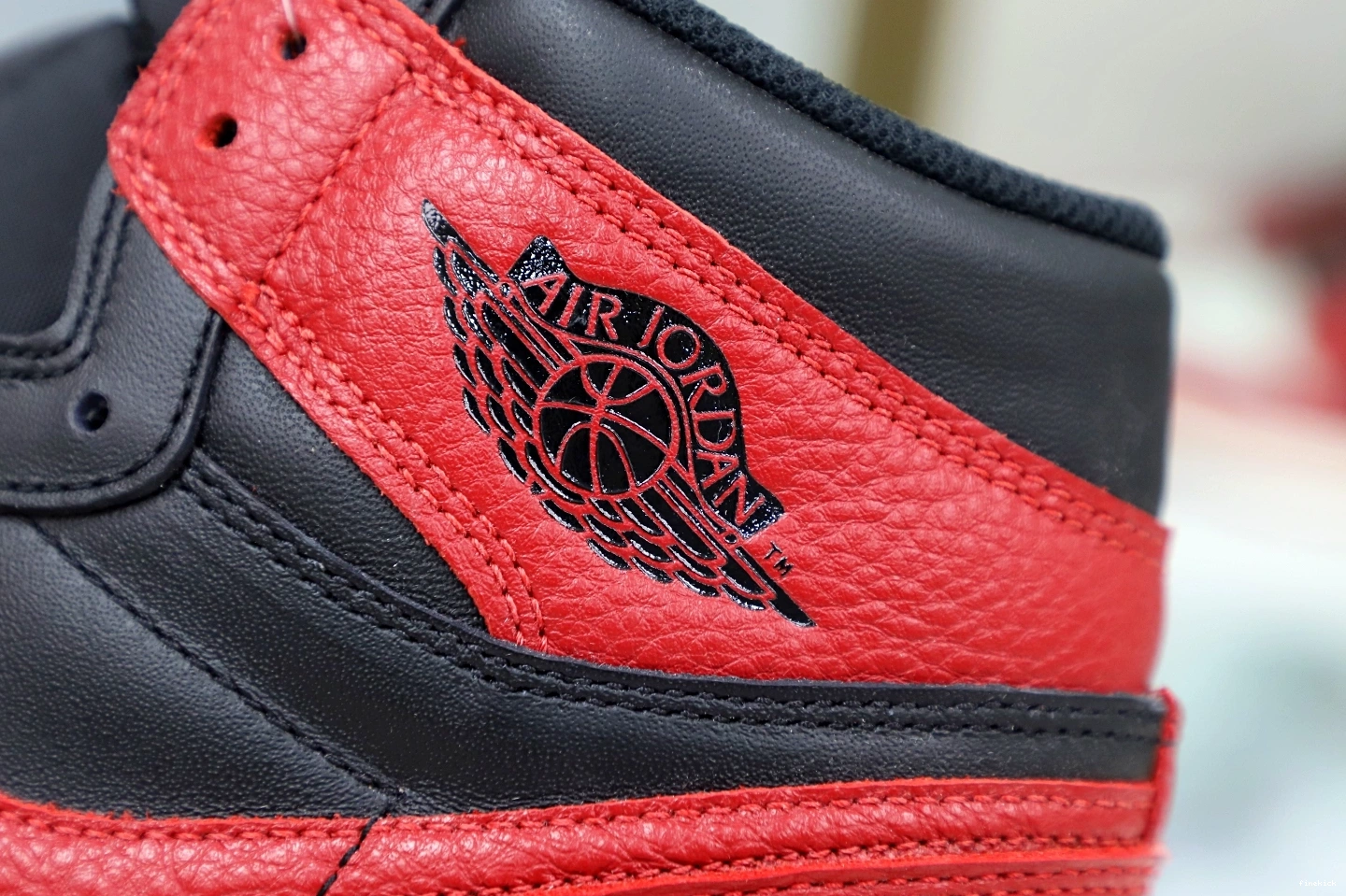 RETRO JORDAN 1 AIR 'BRED' HIGH OG 1011